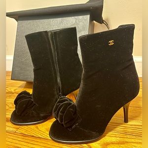 Chanel Maison's heeled ankle boots in black velvet calfskin. EU Size 36.5